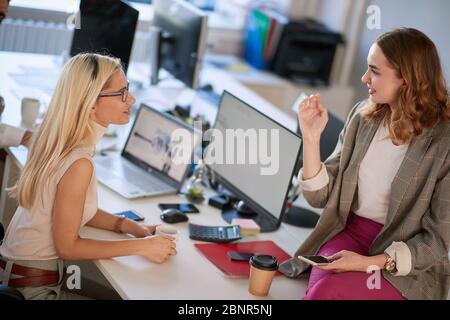 Due colleghi che chiacchierano in ufficio, concetto di business hub Foto Stock