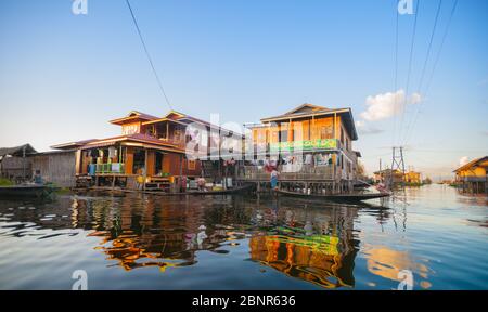 Inle Lake Myanmar - 2 novembre 2013; abitazioni e locali commerciali e strutture del famoso villaggio galleggiante nel lago. Foto Stock