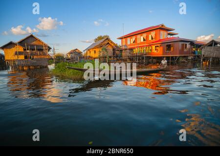 Inle Lake Myanmar - 2 novembre 2013; le case e le strutture di galleggianti famoso cattura il bagliore di sole afternnoon in villaggio sul lago Foto Stock