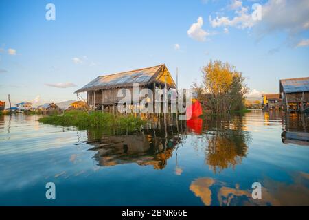 Inle Lake Myanmar - 2 novembre 2013; Case e strutture del famoso villaggio galleggiante nel lago. Foto Stock