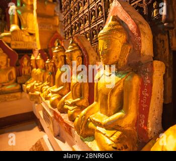 Pindaya Myanmar - 1 novembre 2013; le Grotte di Pindaya sono attrazioni turistiche piene di statue dorate di Buddha Foto Stock