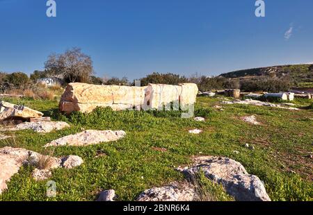 Vista sul verde paesaggio biblico e rovine archeologiche Beit Guvrin Maresha durante l'inverno, Israele. Gennaio 2019 Foto Stock