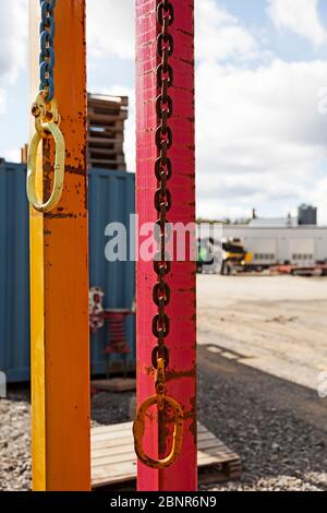 due scaffali con due catene con ganci in zona industriale Foto Stock