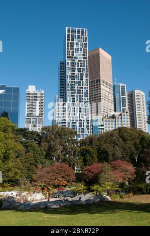 Skyline della città visto dai Treasury Gardens, sul margine orientale del quartiere centrale degli affari, Melbourne, Australia Foto Stock