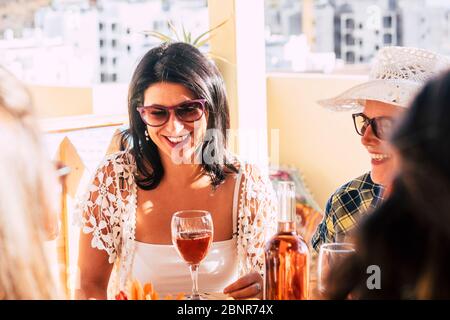 Coppia di allegra donna adulta che si godono insieme il pranzo all'aperto al ristorante - Signore di mezza età e anziani sorridono e si divertono con cibo e bevande Foto Stock