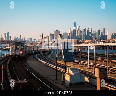 BROOKLYN, NEW YORK - 1.2020 MAGGIO: Treno che arriva alla stazione della metropolitana di Brooklyn New York in una giornata estiva soleggiata Foto Stock