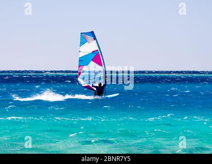 Windsurf Passeggiate sulle onde del mare rosso Foto Stock