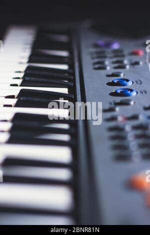 Mago musicale riproduzione della tastiera elettronica in Music Recording studio da vicino. Riproduzione di piano elettronico. Foto Stock
