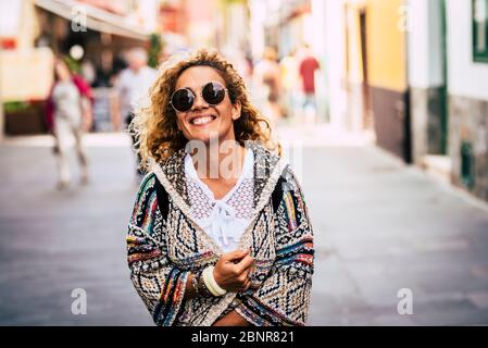 Allegro ritratto di bella donna caucasica alla moda sorridente e camminare nell'outdor della città con giacca primavera moda - felice libera le donne si divertono da sole Foto Stock