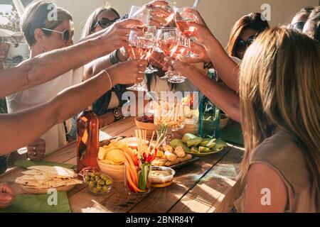 Gruppo di felici e allegri caucasici persone donne hanno divertimento tutti insieme bere e tostare con vino rosso - amicizia e festa concetto di celebrazione con le donne adulte Foto Stock