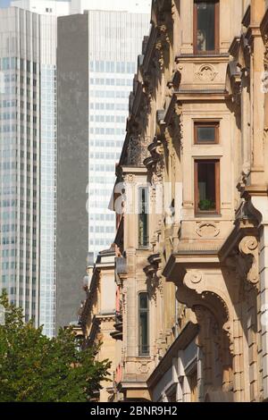 Architettura in stile Wilhelminiano e banche moderne a Kaiserstrasse, Francoforte sul meno, Assia, Germania, Europa Foto Stock