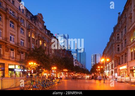 Architettura in stile Wilhelminiano e banche moderne a Kaiserstrasse al tramonto, Francoforte sul meno, Assia, Germania, Europa Foto Stock