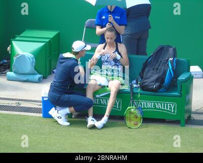 Magdalena Rybarikova con il suo allenatore di tennis al Nature Valley Classic, Birmingham, 22 giugno 2018 quarti di finale match contro Dalila jakupovic Foto Stock