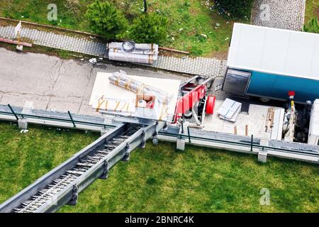 Smontaggio dell'alloggiamento con un carrello a scaletta idraulica. Vista aerea dall'alto. Foto Stock
