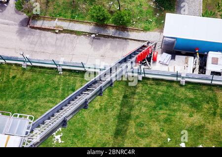 Smontaggio dell'alloggiamento con un carrello a scaletta idraulica. Vista aerea dall'alto. Foto Stock