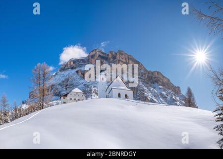 Hochabtei / alta Badia, provincia di Bolzano, Alto Adige, Italia, Europa. Il rifugio Heilig Kreuz Hospiz e la chiesa di pellegrinaggio di Heilig Kreuz sotto le scogliere del potente Heiligkreuzkofel Foto Stock