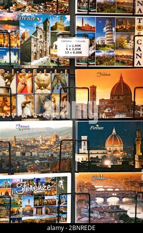 Souvenir, cartoline, esposizione, Firenze, Toscana, Italia Foto Stock