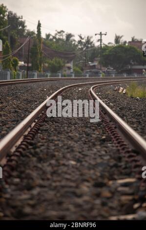 binari ferroviari al mattino Foto Stock