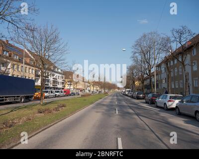 Via a Monaco al momento del virus corona. Qui la strada principale verso Sendling, Waldfriedhofstrasse Foto Stock