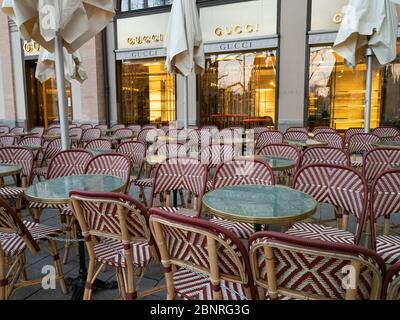 Negozi chiusi sul virus Corilian in Maximilianstrasse Monaco. In primo piano un caffè chiuso e chiuso. Foto Stock