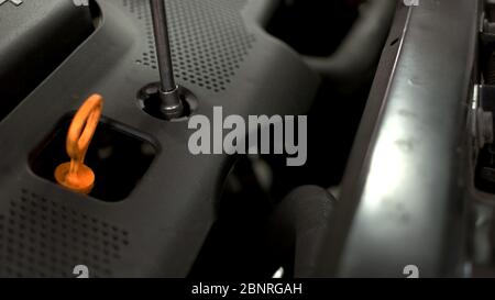 Primo piano svitando il motore dell'auto. Foto Stock