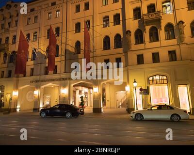 Hotel Vier Jahreszeiten Kempinski a Monaco al momento del virus corona Foto Stock