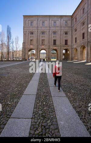 Una persona che cammina per Palazzo Pilotta. Parma, Emilia Romagna, Italia, Europa. Foto Stock