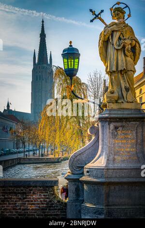 Europa, Belgio, Bruges, città, città vecchia, statua, San Joannes Nepomuceno, Liebfrauenkirche Foto Stock