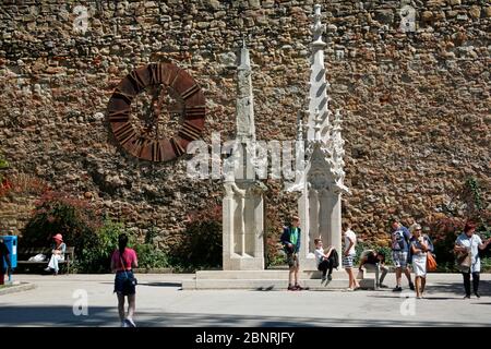 Un vecchio orologio sul muro e una statua accanto alla Cattedrale di Santo Stefano a Zagabria Foto Stock