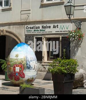 All'esterno della Pinacoteca Croata Naive, sulla strada di Zagabria, si trova un grande uovo di Pasqua dipinto Foto Stock