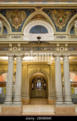 Interno dell'Ufficio postale (ex teatro) di Parma. Emilia Romagna, Italia, Europa. Foto Stock