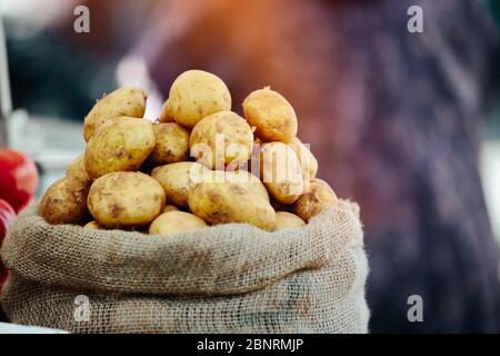 Patate fresche al mercato agricolo Foto Stock