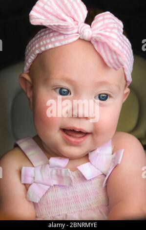 Primo piano con occhi blu, ritratto del bambino con una splendida innocenza espressiva. Foto Stock