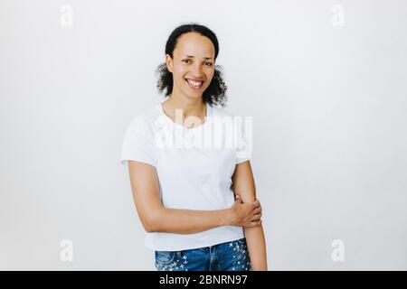 ritratto di bella donna nera sorridente Foto Stock