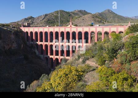 Acquedotto del XIX secolo noto come Puente de las Aguilas - Ponte delle Aquile - tra Nerja e Maro, Costa del Sol, Provincia di Malaga, Spagna. Foto Stock