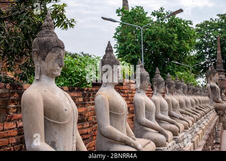 Statue di Buddha o sculture nel tempio di ' Wat Yai Chai Mongkhon ', il tempio buddista si trova nella provincia di Ayutthaya, Bangkok Foto Stock
