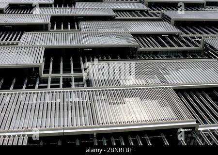 Esterno dell'edificio decorato con pannelli a griglia in metallo a rete Foto Stock