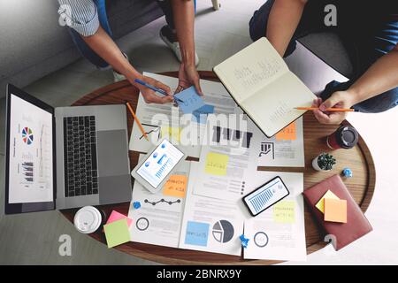 Business people meeting at Office scrivere appunti su appunti appiccicosi. Pianificazione strategia e brainstorming, colleghi pensiero concetto Foto Stock