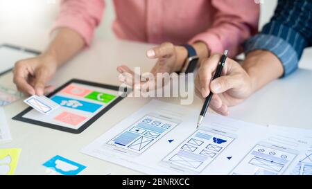 Team User Experience (UX) progettazione grafica creativa progettazione o progettazione di sviluppo di applicazioni un prototipo per il layout di smartphone o telefono cellulare Foto Stock