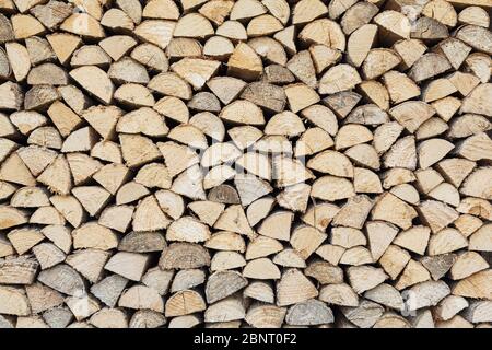 Pile di legno stratificate con precisione da legna da ardere tagliata, materiale riscaldante, rimboschimento sostenibile Foto Stock
