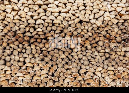 Pile di legno stratificate con precisione da legna da ardere tagliata, materiale riscaldante, rimboschimento sostenibile Foto Stock