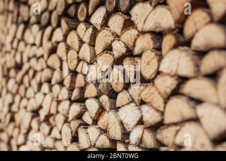 Pile di legno stratificate con precisione da legna da ardere tagliata, materiale riscaldante, rimboschimento sostenibile Foto Stock