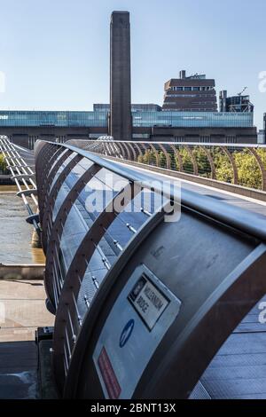 Millennium Bridge e Tate Modern durante il blocco di Londra. Foto Stock