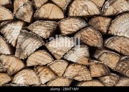 Pile di legno stratificate con precisione da legna da ardere tagliata, materiale riscaldante, rimboschimento sostenibile Foto Stock