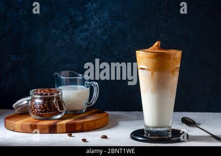 Caffè Dalgona. Caffè alla moda panna montato. Bevanda fredda estiva coreana. Foto Stock