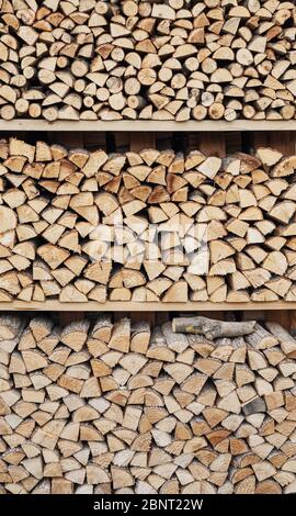 Pile di legno stratificate con precisione da legna da ardere tagliata, materiale riscaldante, rimboschimento sostenibile Foto Stock
