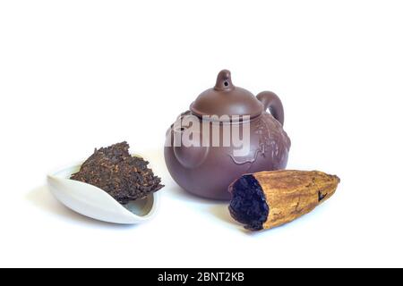 Cerimonia del tè cinese. Teiera in argilla con chahe ciotola con tè più puro e ku gua Oolong in zucca amara isolato su sfondo bianco Foto Stock