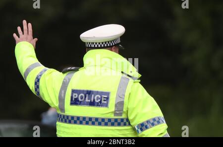 Brighton, Regno Unito. 16 Apr 2020. La polizia effettua i controlli di arresto del veicolo sulla A23 a nord di Brighton mentre gli automobilisti si dirigono verso la città e la costa dopo l'introduzione di misure per portare il paese fuori dai blocchi. Credit: James Boardman/Alamy Live News Foto Stock