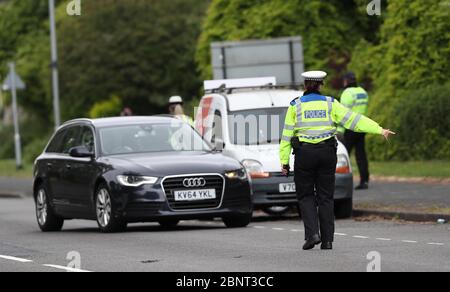 Brighton, Regno Unito. 16 Apr 2020. La polizia effettua i controlli di arresto del veicolo sulla A23 a nord di Brighton mentre gli automobilisti si dirigono verso la città e la costa dopo l'introduzione di misure per portare il paese fuori dai blocchi. Credit: James Boardman/Alamy Live News Foto Stock