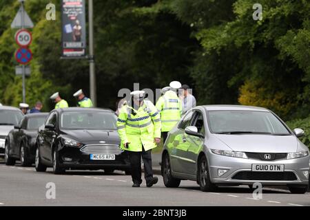 Brighton, Regno Unito. 16 Apr 2020. La polizia effettua i controlli di arresto del veicolo sulla A23 a nord di Brighton mentre gli automobilisti si dirigono verso la città e la costa dopo l'introduzione di misure per portare il paese fuori dai blocchi. Credit: James Boardman/Alamy Live News Foto Stock